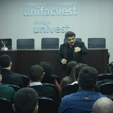 Promotor Neori Krahl ministra palestra à acadêmicos de Direito da Unifacvest