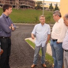 Reitor da Unifacvest pede asfaltamento da via de acesso ao estacionamento