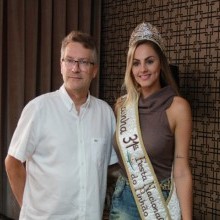 RAINHA DA FESTA DO PINHÃO É RECEBIDA PELO REITOR